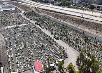Hatay’da deprem şehitliğinde buruk Kurban Bayramı
