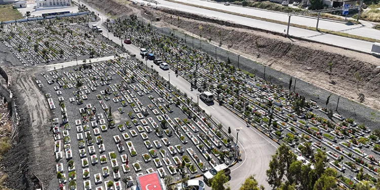 Hatay’da deprem şehitliğinde buruk Kurban Bayramı