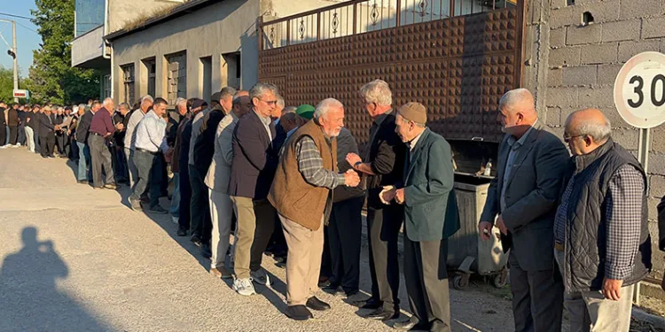 Bursa’da bayramlaşma kuyruğu uzadıkça uzadı