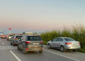 Bursa’da kurban kesim alanlarında kilometrelerce araç kuyruğu
