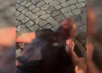 Husumetli olduğu akrabasının boğazını kesip kahvehanenin önüne attı