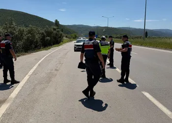 Jandarmadan durdurduğu sürücülere ceza yerine çikolata