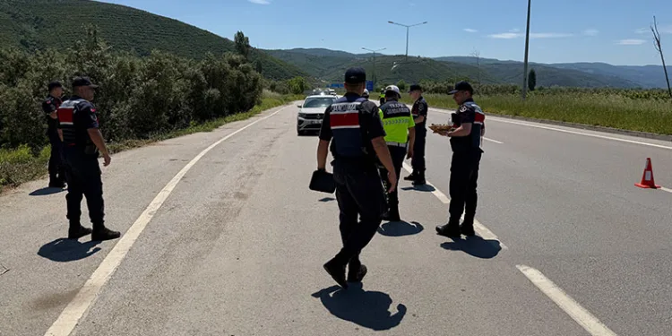 Jandarmadan durdurduğu sürücülere ceza yerine çikolata