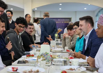 Şahin Biba, bayram sabahı öğrencilerle buluştu