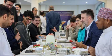 Şahin Biba, bayram sabahı öğrencilerle buluştu
