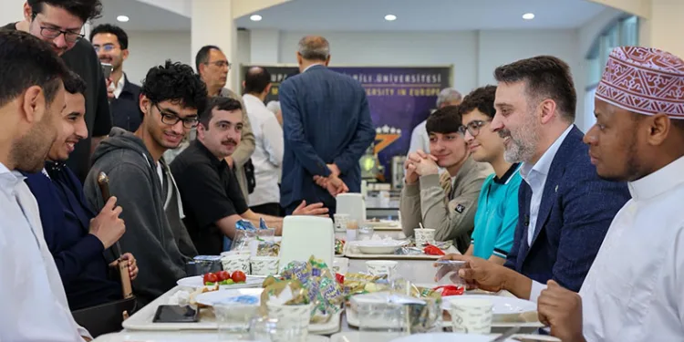 Şahin Biba, bayram sabahı öğrencilerle buluştu