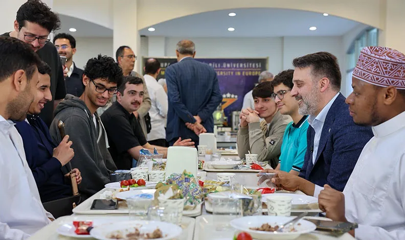 Şahin Biba, bayram sabahı öğrencilerle buluştu