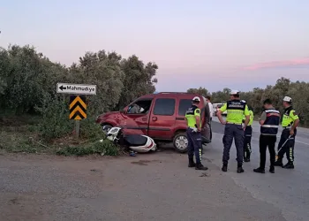 Bursa’da motosiklet ile hafif ticari araç çarpıştı: 2 yaralı
