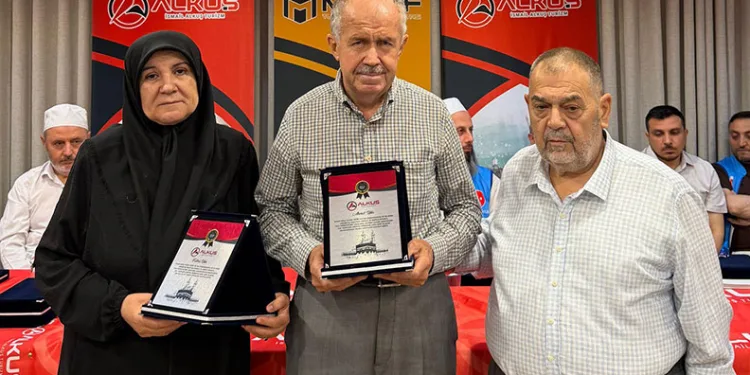 Hacı Olan Şehit Ailesine Mekke’de Duygusal Sürpriz