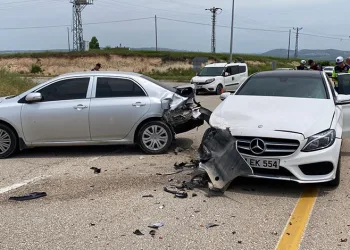 Elazığ’da otomobiller çarpıştı: 1’i hamile 4 yaralı