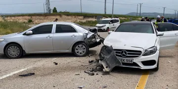 Elazığ’da otomobiller çarpıştı: 1’i hamile 4 yaralı