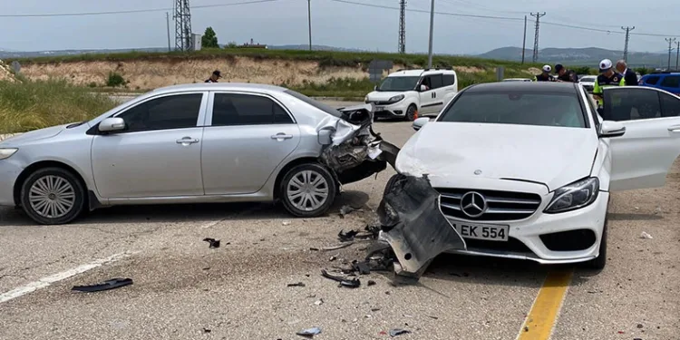 Elazığ’da otomobiller çarpıştı: 1’i hamile 4 yaralı