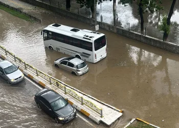 Edirne’de yollar göle döndü: Araçlar mahsur kaldı