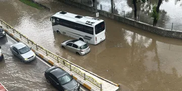 Edirne’de yollar göle döndü: Araçlar mahsur kaldı