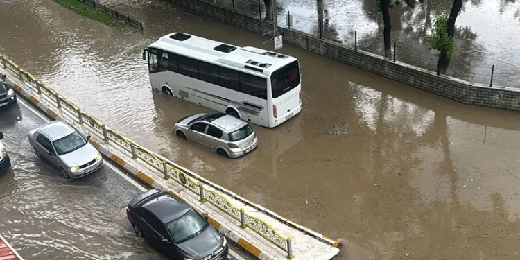Edirne’de yollar göle döndü: Araçlar mahsur kaldı