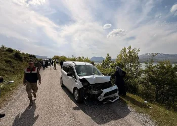 Tatvan’da otomobille kamyonet çarpıştı: 6 yaralı