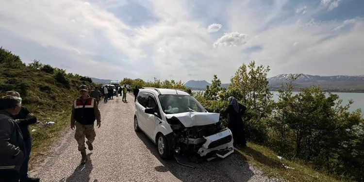 Tatvan’da otomobille kamyonet çarpıştı: 6 yaralı