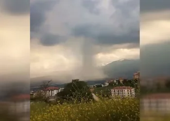 İnegöl’de sağanak etkili oldu, yollar göle döndü