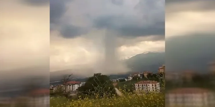 İnegöl’de sağanak etkili oldu, yollar göle döndü
