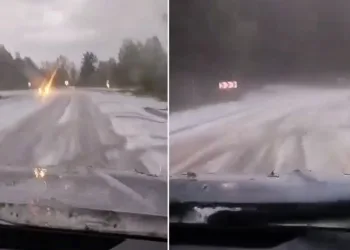 Dolu yağışı yolu beyaza bürüdü