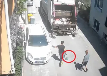 Temizlik işçilerinin topla eğlendiği anlar kamerada