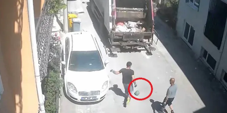 Temizlik işçilerinin topla eğlendiği anlar kamerada