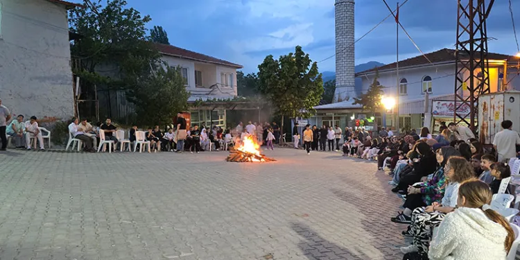Yunan askerine geçit vermeyen dedelerini andılar