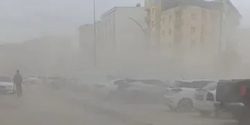 Yüksekova’da şiddetli rüzgar