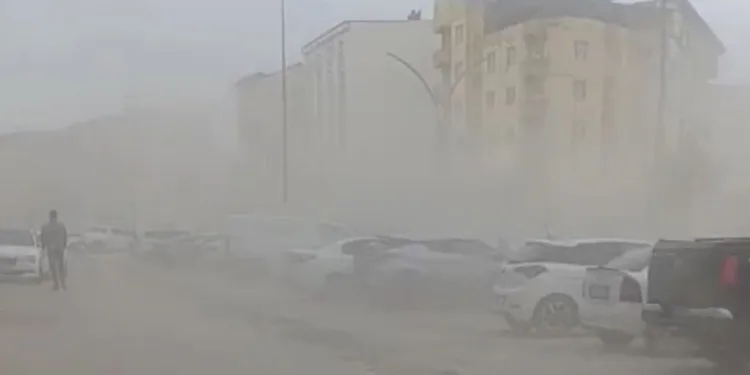 Yüksekova’da şiddetli rüzgar