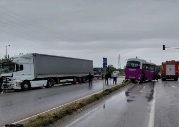 Sakarya’da otomobil, minibüs ve tır çarpıştı: 4’ü ağır 6 yaralı
