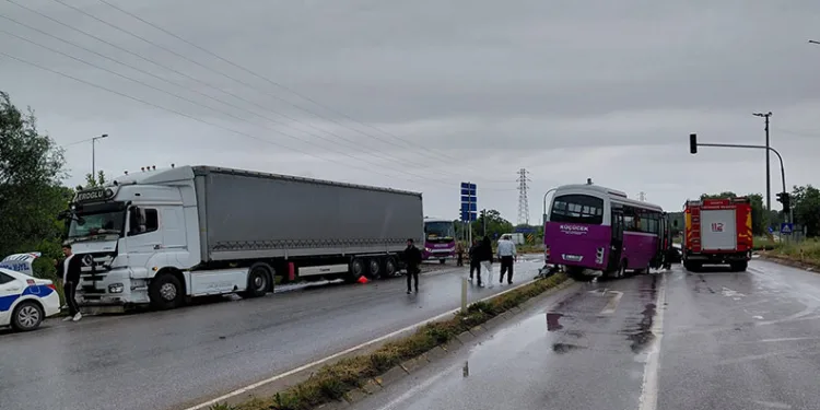 Sakarya’da otomobil, minibüs ve tır çarpıştı: 4’ü ağır 6 yaralı