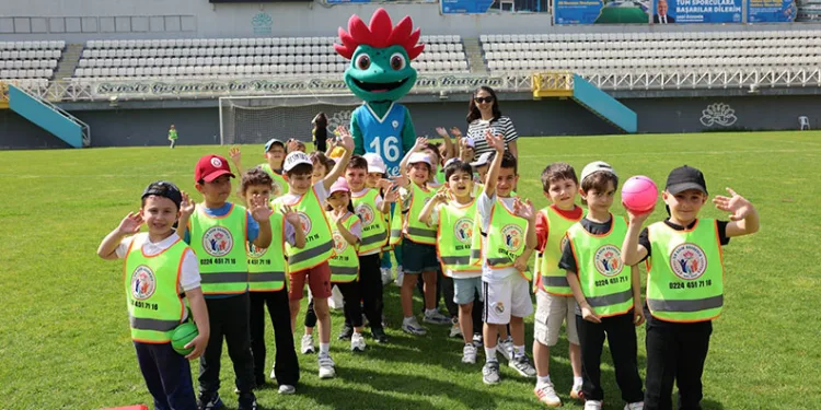 Spor Şenlikleri’nde sıra minik öğrencilerin
