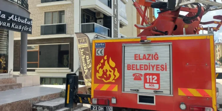 Cam arasına sıkışan güvercin kurtarıldı