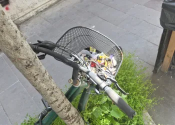 Çöp kutusunun hemen yanındaki bisikletin sepeti atıklarla doldu