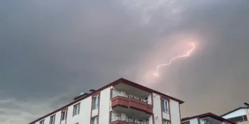 Iğdır’da şimşekler gökyüzünü aydınlattı