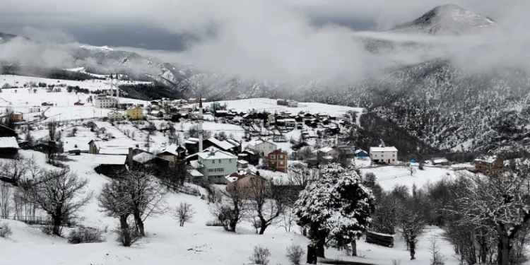 Sivas’ın baharı kışı aratmadı, yüksek kesimlerde kar etkili oldu