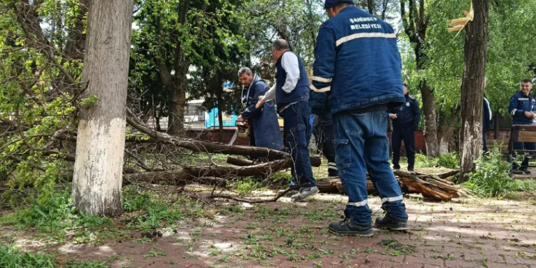 Gaziantep’te fırtına sonrası yaralar sarılıyor