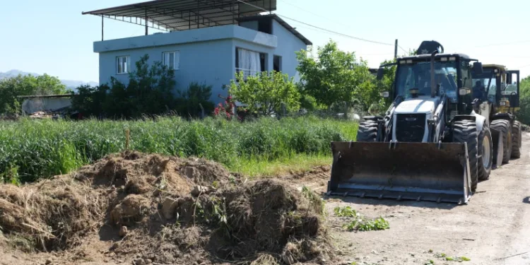 Aydın’da kırsal mahalle yollarında bakım ve temizlik çalışması