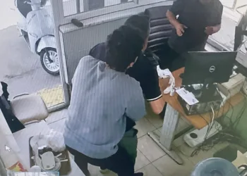 İnternetten öğrendiği Heimlich manevrasıyla arkadaşını hayata tutundurdu