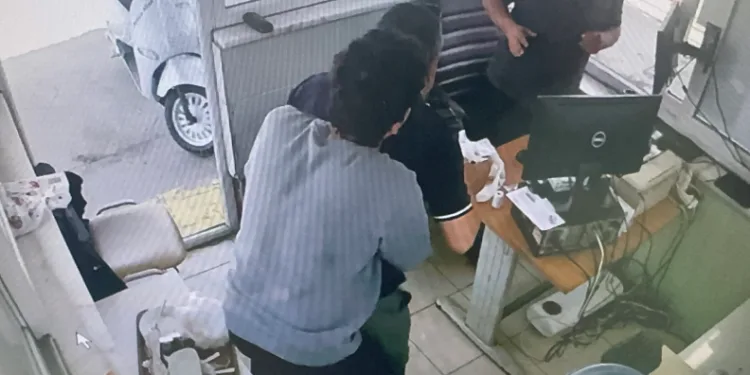 İnternetten öğrendiği Heimlich manevrasıyla arkadaşını hayata tutundurdu
