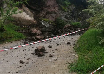 Niksar’da sağanak nedeniyle kaya parçaları yola düştü