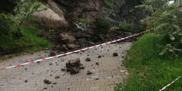 Niksar’da sağanak nedeniyle kaya parçaları yola düştü