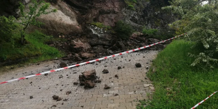 Niksar’da sağanak nedeniyle kaya parçaları yola düştü