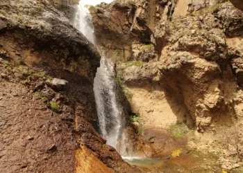 Doğanın bir armağanı gibi duran şelale görenleri mest etti