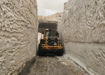 Yüksekova’da 8 metrelik kar tünelleri: İş makinesi içinde kayboldu