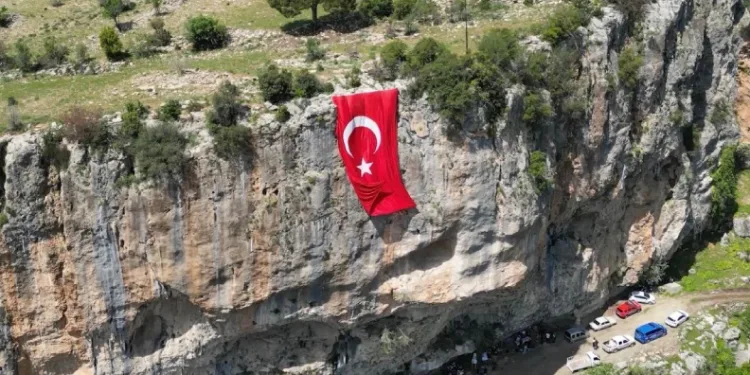 Aserin Kayası eşsiz manzarasıyla dikkat çekiyor