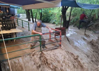 Sel Çağlayan’ı vurdu, turizm beldesinde hasar oluştu