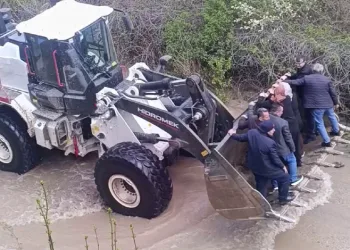 Sel yolları kapattı, cenaze yakınları kepçe ile taşındı