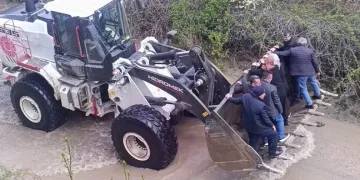 Sel yolları kapattı, cenaze yakınları kepçe ile taşındı