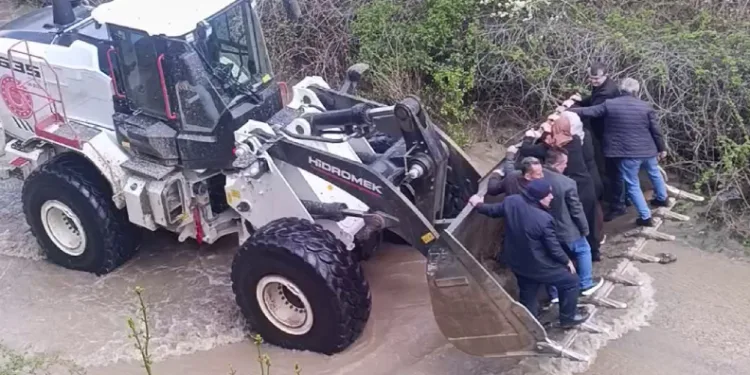 Sel yolları kapattı, cenaze yakınları kepçe ile taşındı